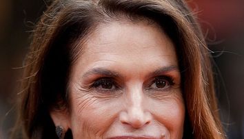 E una dintre puținele vedete care își acceptă ridurile și nu apelează la operații estetice! Cindy Crawford, un exemplu rar de naturalețe la Hollywood