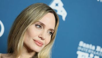 A decis să-și arate din nou latura senzuală. Angelina Jolie i-a surprins pe toți când a apărut într-o rochie cu spatele gol la Festivalului de Film de la Santa Barbara