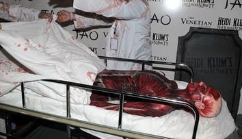 ACESTA este cel mai infricosator costum de Halloween! Cine este VEDETA?<span style=