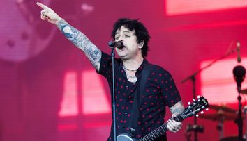 VIDEO Billie Joe Armstrong, solistul trupei Green Day, amenință că renunță la cetățenia americană. „Ce țară mizerabilă”