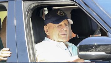 Nici boala nu îi poate știrbi zâmbetul! Bruce Willis, apariție rară pe străzile din Los Angeles: cum arată actorul care a fost diagnosticat cu demență în urmă cu un an