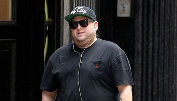 Are 136 de kilograme si castiga 30 de milioane de dolari pe an. Uite cat de frumoasa este iubita lui