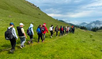 O profesoară a fost lovită de trăsnet în Masivul Bucegi. Cei 14 copii cu care era în excursie au cerut ajutorul unui cioban. Imagini din timpul intervenției