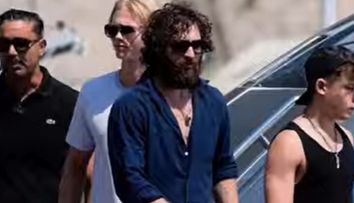 Unul dintre cei mai frumoși actori de la Hollywood, confundat cu un om al străzii! A ieșit cu barba neîngrijită și părul în toate direcțiile FOTO