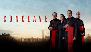 „Conclave” este acum pe VOYO! Filmul prezintă o lume plină de jocuri, ambiții tăcute și secrete ascunse
