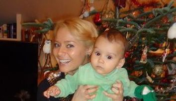 <span>Laura Cosoi a fost Mos Craciun pentru finul ei FOTO!
	</span>