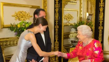 După divorțul de cel mai bogat prinț din lume în 2022, Kate a Orientului a avut prima apariție publică „civilă”. Prințesa a defilat pe podiumul din Paris, într-o ținută care a întors toate privirile