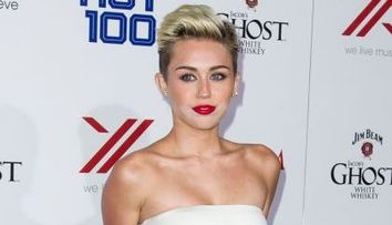 Miley Cyrus se va infuria cand va vedea aceste imagini. Cum s-a facut de ras, fara sa stie, chiar in ziua in care a primit titlul de cea mai sexy femeie