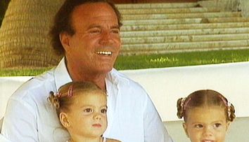 Cum arată acum gemenele lui Julio Iglesias. Și-au făcut debutul la Gala MET 2019