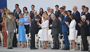 Brigitte și Emmanuel Macron, ultima defilare de Ziua Franței. La parada militară de pe Champs-Élysées, au participat și soldați români