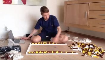 E un lucru pe care multa lume l-a admirat. Ce a facut un baiat cu ajutorul a 30 000 de piese de lego este genial