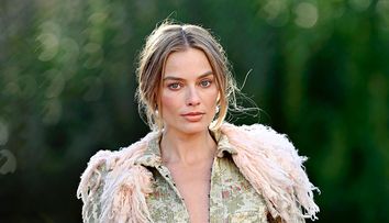 Astăzi, numele ei este pe buzelele tuturor la Hollywood, fiind desemnată cea mai frumoasă femeie din lume. Transformările prin care a trecut Margot Robbie de la începutul carierei