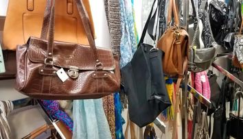 O femeie a cumpărat de la second-hand o geantă vintage, iar când a ajuns acasă a făcut o descoperire uluitoare! Ce a urmat