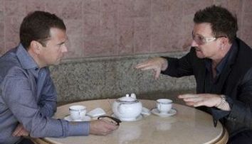 Bono, liderul trupei U2, tete a tete cu presedintele rus Dmitri Medvedev