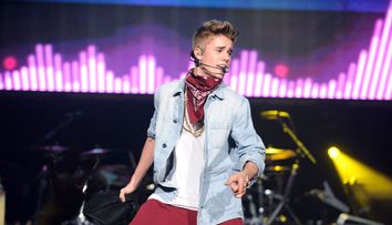 Justin Bieber se lauda cu un nou piercing. Unde si-a pus cercel idolul tuturor adolescentelor