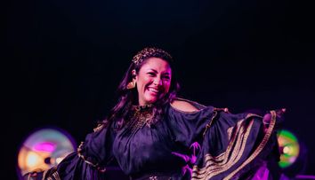 Portretul de Crăciun al familiei Măruță. Andra, definiția eleganței într-o rochie cu decolteu adânc