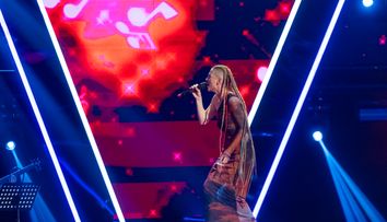 Vocea României 2024, 25 octombrie. Laura Orian a impresionat cu vocea ei caldă și armonioasă: „Ai fost o bucurie sonoră”  După o pauză vocală de un an de zile, concurenta a demonstrat că nimeni și nimic nu îi poate pune pasiunea pe pauză. Trei scaune s-au întors pentru Laura. În ce echipă merge