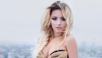 De la blond Barbie, la par rosu ca focul si breton. Giulia Anghelescu nu-si plictiseste niciodata fanii