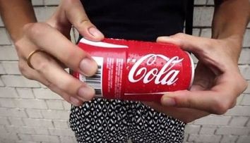 Au cerut dovada ca e reala. Ce se intampla cand rotesti aceasta cutie de suc: VIDEO