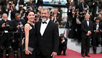 El are 60 de ani, iubita 25. Cum au fost surprinsi actorul Mel Gibson si partenera lui, frumoasa Rosalind Ross 