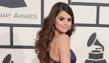 Selena Gomez fotografiata intr-o ipostaza demna de Miley Cyrus. Ce a facut vedeta in fata fanilor sai