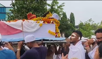 Momentul sfâșietor când singurul supraviețuitor al zborului Air India cară pe umeri sicriul fratelui său, care a murit lângă el