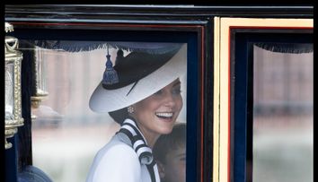 Mesajul puternic pe care Kate Middleton l-a transmis prin intermediul rochiei purtate la Trooping the Colour. Detaliul secret care a trecut neobservat