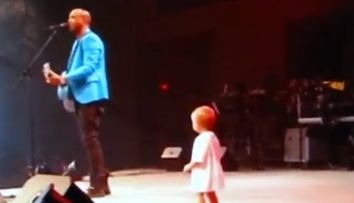 Aparitie neasteptata in timpul unui concert. Un bebelus danseaza langa tatal sau: VIDEO amuzant
