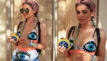 Toti ochii pe ea :) La propriu si la figurat! Costumul de baie al lui Kylie Jenner a atras toate privirile la Coachella