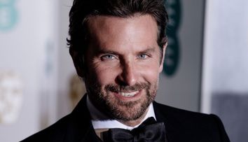 Bradley Cooper, fotografiat pe platourile de filmare. Transformarea remarcabilă prin care a trecut actorul pentru noul rol