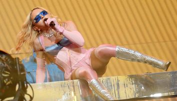 „Bunico, nu face asta!” Madonna, 67 de ani, și-a speriat fanii după un gest riscant la concertul din Times Square. Ținuta provocatoare a stârnit și ea controverse