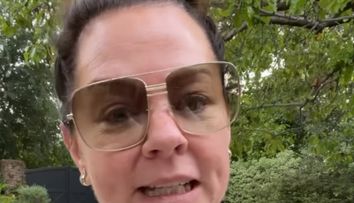 Pe covorul roșu are apariții memorabile, dar în viața de zi cu zi preferă simplitatea. Melissa McCarthy, de nerecunoscut fără machiaj