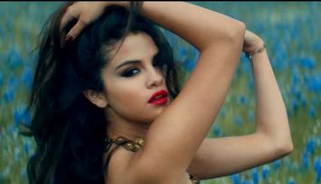 Sexy la evenimente si in videoclipuri, de nerecunoscut pe strada! Cum arata Selena Gomez fara interventia stilistilor si a make-up artistilor