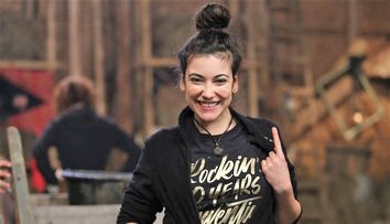 Ame Călin, învățată de bunicul ei să bată cuie și să taie lemne. „Așa trebuia să faci la FERMA”