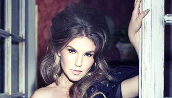 Poze sexy in oglinda din baie. Cum vrea sa demonstreze Corina Bud ca nu e nici grasa, nici insarcinata: FOTO