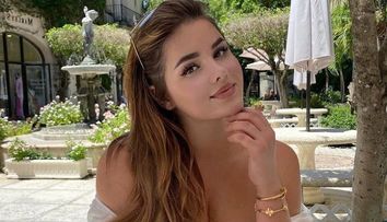Anastasia Kvitko, prima apariție în costum de baie din această vară. Rusoaica a ales un model prea mic pentru formele sale
