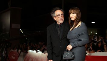 Tim Burton o soarbe din priviri pe Monica Bellucci. Prima lor apariție pe covorul roșu în calitate de cuplu