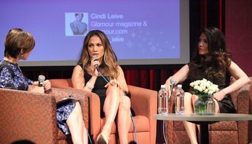 Stiai ca Jennifer Lopez are si o sora mai mica? Uite cat de bine seamana cele doua