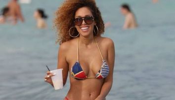 Bikini prea mici pentru forme neincapatoare. Vedete care au sucit mintile barbatilor in costume de baie minuscule
