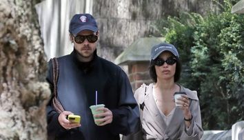 Fanele lui Harry Styles, în lacrimi! Inelul „suspect” de pe degetul lui Zoë Kravitz aprinde zvonuri de logodnă, dar nimeni nu vrea să creadă