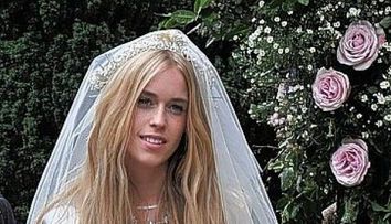 Rochia de la care niciun invitat nu si-a putut dezlipi ochii. Ce crezi ca ascunde continuarea fotografiei? Indiciu: A fost creata de designerul care o imbraca si pe Lady Gaga