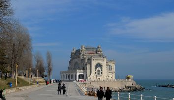Două educatoare din Constanța s-au simțit jignite pentru că au primit cadou un gel de duș. Cum le-au răspuns părinților