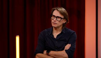 Marius Manole a lansat cartea „Fericirea e în actul următor”: „Este povestea omului care a jucat cu ochii însângerați și a celui care a adormit adesea plângând de epuizare”