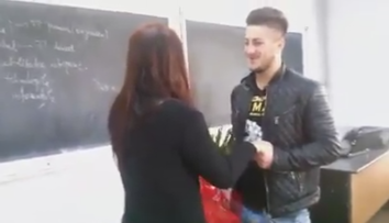 Un tanar din Pitesti si-a cerut iubita in casatorie, la facultate, in fata colegilor. Clipul a strans mii de like-uri
