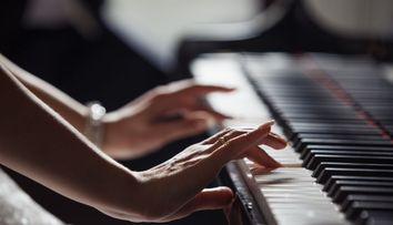 Pianul care face cocktail-uri, adus 