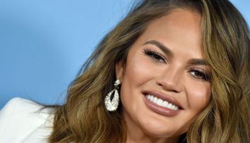 Chrissy Teigen și-a postat din greșeală adresa de e-mail pe Twitter. Cum au reacționat fanii