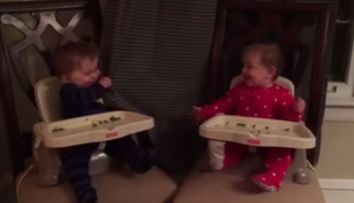 Sunt adorabili! Doi bebelusi se amuza copios jucandu-se de-a v-ati ascunselea - VIDEO