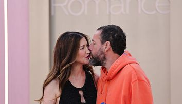 Adam Sandler, criticat dur pentru apariția de la premiera soției lui. ”Absolut jenant! Zici că are 13 ani și abia a descoperit cardul de credit al lui tati”