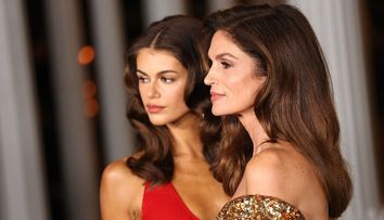 Vedem dublu? Cindy Crawford și fiica sa, Kaia, seamănă ca două picături de apă: le despart 36 de ani, dar par surori, nu mamă și fiică