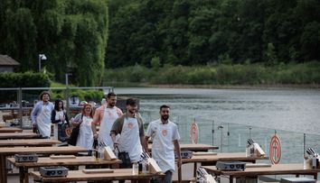 MasterChef România, 23 septembrie. Concurenții care au fost la un pas de eliminarea în prima probă au plecat să caute ingrediete în frigiderele oamenilor din sat! Cum s-au descurcat